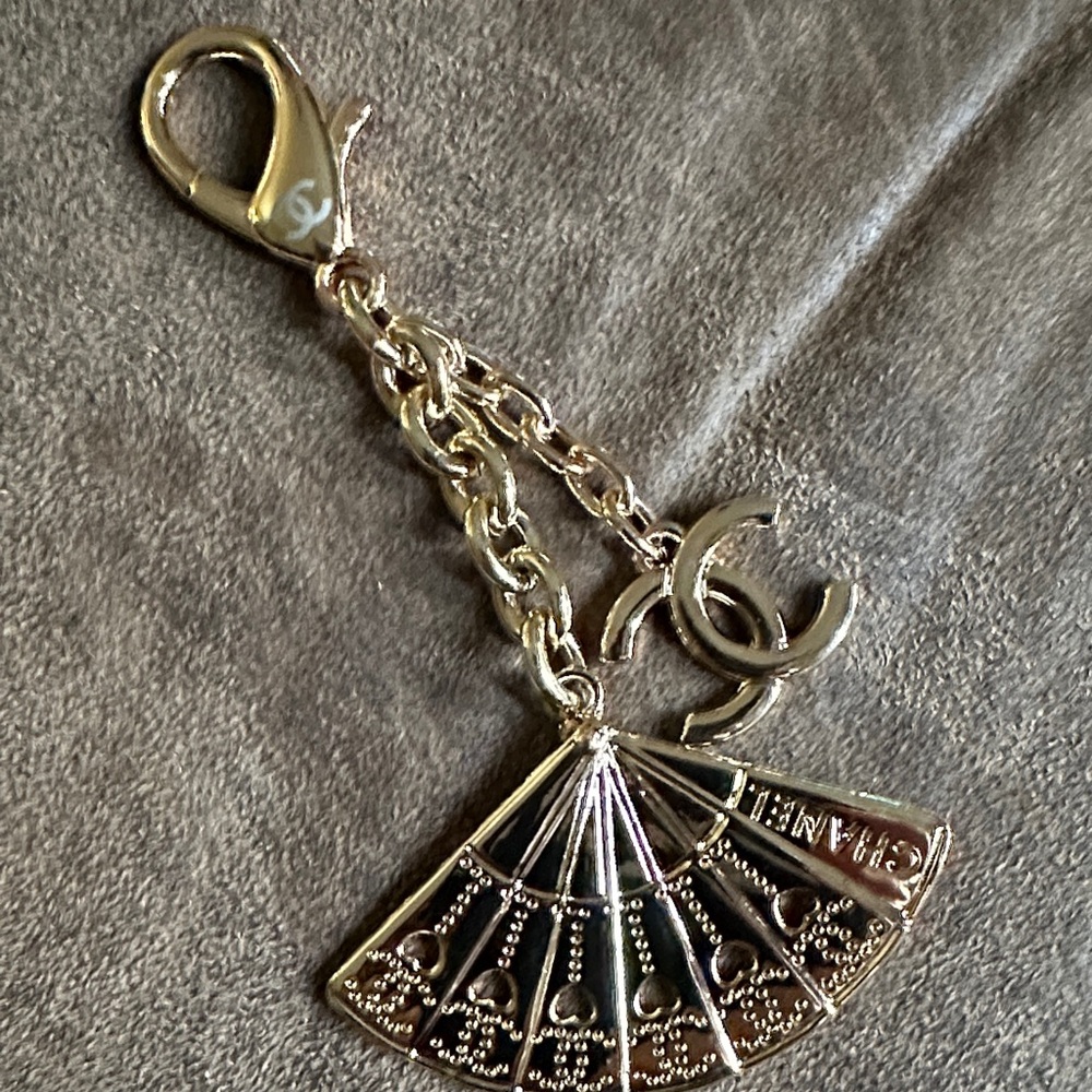 Chanel Gold Key new - Picture 2 of 3